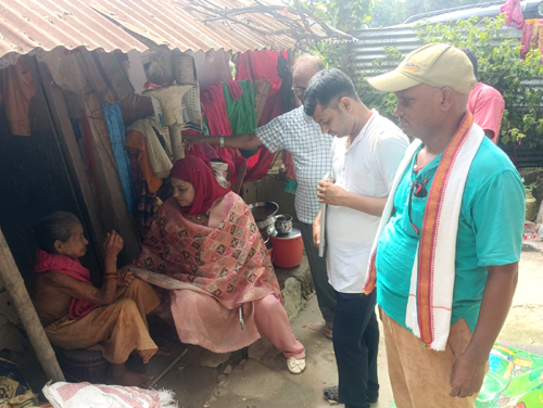 जेष्ठ नागरिक तथा अशक्त भएकाहरुको घरमै  पुगेर सामाजिक सुरक्षा कार्ड नविकरण 